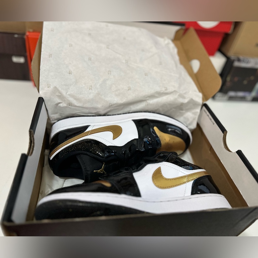 Jordan 1 Low SE
Gold Toe (GS)
